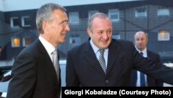 НАТО бас хатшысы Йенс Столтенберг (сол жақта) пен Грузия президенті Георгия Маргвелашвили. Тбилиси, 27 тамыз 2015 жыл.