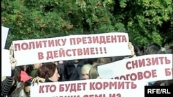 Торговцы и предприниматели требуют от администрации рынка "Алтын Базар" снижения налогов. Петропавловск, 30 июля 2009 года.
