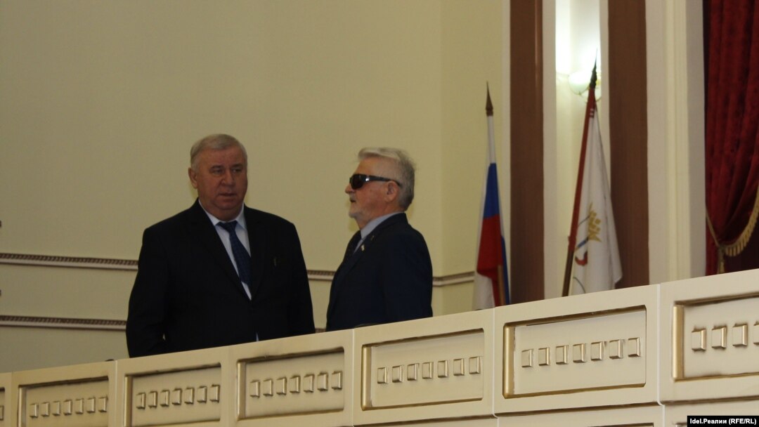 Александр Карташов слева, а справа Владимир Мухин - руководитель фракции ЕР в Госсобрании