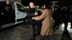 Вызваленага нобэлеўскага ляўрэата Алесь Бяляцкага ў Вільні сустрэла Сьвятлана Ціханоўская