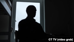 Віталій просить не показувати його обличчя: він досі побоюється російських військових. Чоловік розповідає, що довго не виїжджав, оскільки доглядав за літньою родичкою