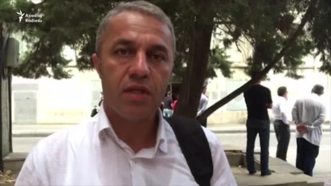 Dindаrlаr «Bаndotdel» işçisinə аyаqqabılarını atıblаr - [məhkəmədə etirаz]