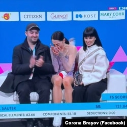 Julia Sauater a avut o explozie de emoții după aflarea rezultatului la programul liber de la Europenele de la Sheffield. În dreapta este Simona Pungă.