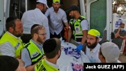 Ekipet izraelite të shpëtimit e vendosin një trup të pajetë në një ambulancë, Meron, 30 Prill 2021.