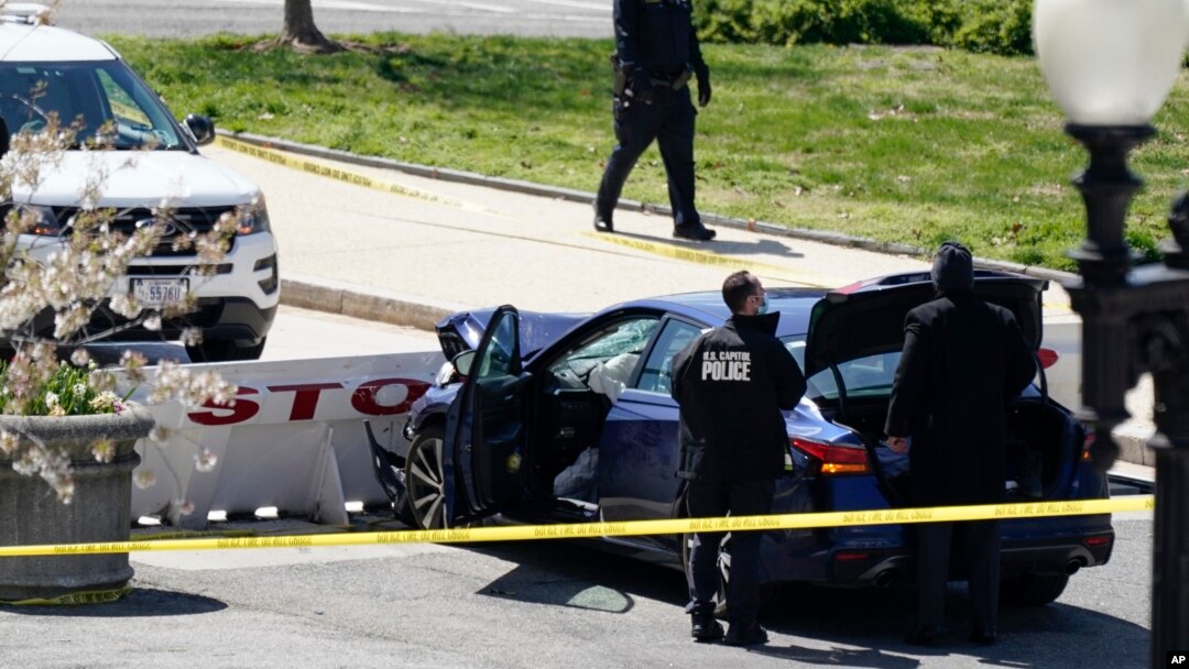 SUA/Washington - Un ofițer de poliție a fost ucis, iar altul a fost rănit după ce un autoturism a intrat în bariera de securitate de la Capitoliu, sediul Congresului SUA 