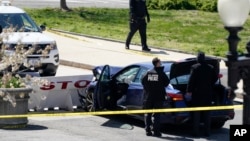 SUA/Washington - Un ofițer de poliție a fost ucis, iar altul a fost rănit după ce un autoturism a intrat în bariera de securitate de la Capitoliu, sediul Congresului SUA 
