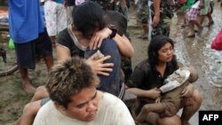 Женщины держат тела своих погибших детей