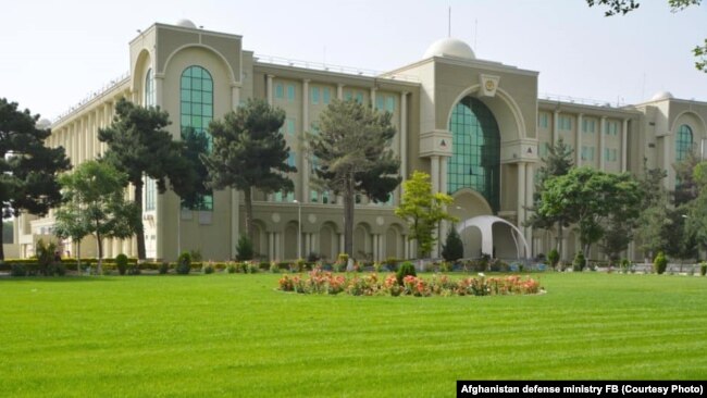 د دفاع وزارت یو شمېر کارکوونکي وایي چې د طالبانو حکومت جبراً تقاعد کړي