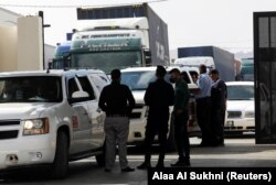 La granița dintre Siria și Iordania, vehiculele sunt controlate de polițiști.