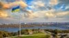 Флагът на Украйна, издигнат на 90 метра височина в Киев.