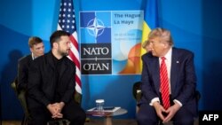 Volodimir Zelenski (lijevo) i Donald Trump na marginama samita NATO-a u Hagu, 25. juna 2025.