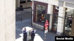 У полиции вызвал подозрение мужчина, который в 30-градусную жару прогуливался в пальто возле площади у театра Ла Монне в центре бельгийской столицы 