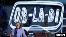 Փոլ ՄաքՔարթնին Բուկինգհեմյան պալատի հարեւանությամբ կայացած համերգի ժամանակ: 4-ը հունիսի, 2012թ.