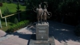 Коронавирустан каза болгон медицина кызматкерлерине жана медициналык окуу жайлардын студенттерине арналган айкел.
