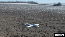 Ілюстраційне фото. Збитий російський дрон «Молнія» на узбіччі, Дніропетровщина, лютий 2026 року