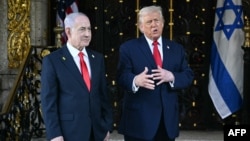 Benyamin Netanyahu və Donald Tramp Mar-a-Laqo iqamətgahında jurnalistlərlə danışırlar.