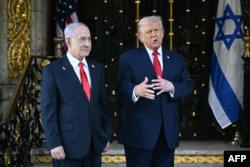 Президент США Дональд Трамп (праворуч) та прем'єр-міністр Ізраїлю Беньямін Нетаньягу (ліворуч) спілкуються з журналістами після прибуття Нетаньягу до резиденції Трампа Мар-а-Лаго в Палм-Біч, штат Флорида, 29 грудня 2025 року