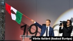 Lider mađarske opozicije Peter Magyar pozdravlja pristalice u Budimpešti 23. oktobra 2024. godine, na obilježavanju antisovjetske revolucije 1956.