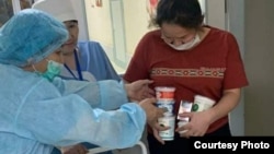 Раздача молочных продуктов в онкоотделении, которую организовали попечители и волонтеры фонда помощи онкобольным «Амила».