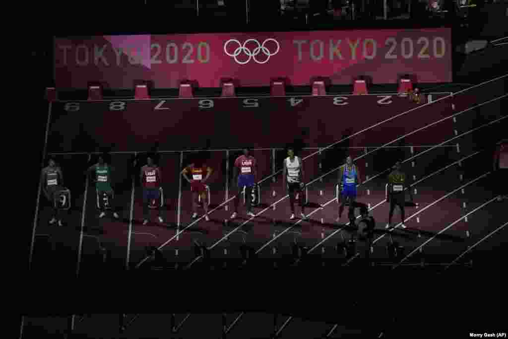 Бігуни перед фіналом на 100 метрів серед чоловіків. ​Золото для Італії. Токіо, 1 серпня 2021 року