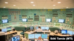 Szakemberek a paksi atomerőmű négyes reaktorának vezérlőtermében 2019. június 25-én