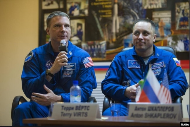 Terry Virts dhe Anton Shkaplerov para se të niseshin drejt hapësirës më 2014.
