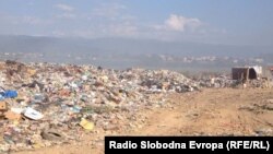 Архивска фотографија - Депонијата во Струга, која се наоѓа на само стотина метри од влезот на градот,.