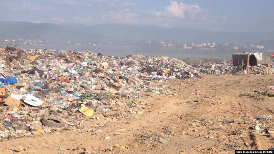 Фотографија од депонијата во Струга, која се наоѓа на само стотина метри од влезот на градот. 