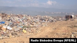 Фотографија од депонијата во Струга, која се наоѓа на само стотина метри од влезот на градот. 