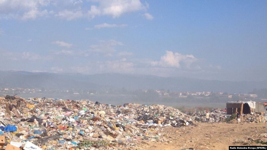 Дивата депонијата во Струга. Таа се наоѓа на само стотина метри од влезот на градот. 
