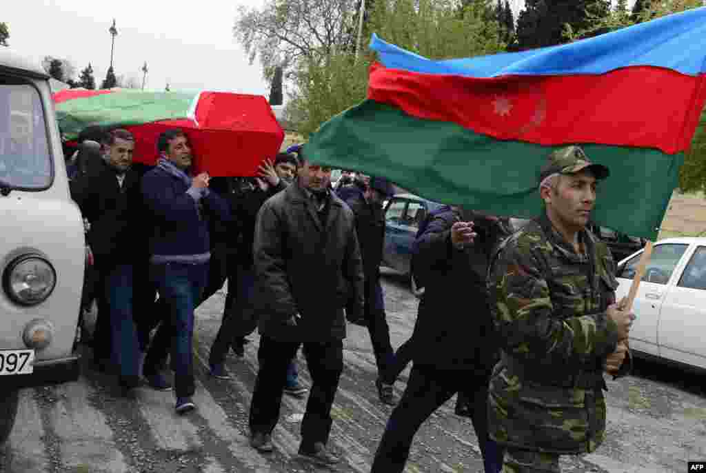 Похороны азербайджанского военнослужащего, погибшего в бою в Нагорном Карабахе. Селение Тертер, 3 апреля 2016 года.