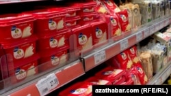 Aşgabadyň dükanlarynda satylýan mesge ýagy.