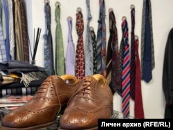  Стари обувки и вратовръзки в магазина How to Babushka 