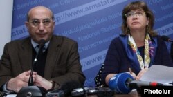 Armenia - Stepan Mnatsakanian (L), head of the National Statistical Service (NSS), and the World Bank's Laura Bailey present a report on poverty in Armenia, Yerevan, 18Nov2014.