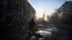 Український військовослужбовець іде прифронтовим містом Оріхів Запорізької області, 26 березня 2026 року