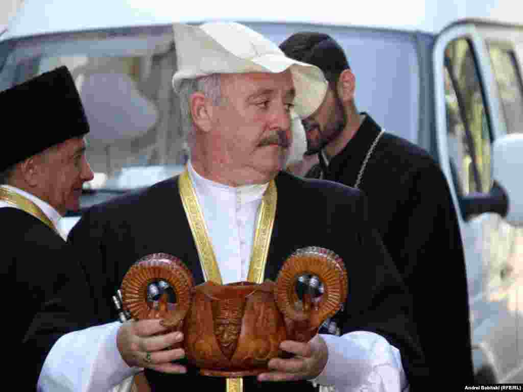 Мужчина в национальном костюме на улице Цхинвали - 20 сентября в Цхинвали прошел военный парад, посвященный празднованию Дня независимости самопровозглашенной республики Южная Осетия.