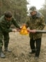Arhivska fotografija iz 2006. na kojoj radnici popravljaju znak upozorenja na radijaciju blizu sela Babčin u Belorusiji. 