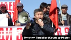Almambet Şykmamatow protest aksiýasynda, Bişkegiň Ala Too meýdançasy, 27-nji fewral, 2017.