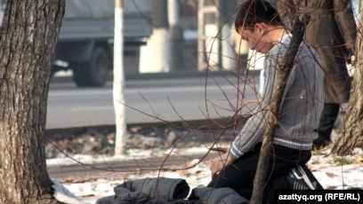 Жалаңаш, ұйықтап жатқан және мас қыздардың суреттері