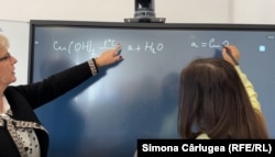 Orele de chimie de la Școala Gimnazială Nică Barbu Locusteanu din comuna Leu sunt predate cu ajutorul tablelor interactive.