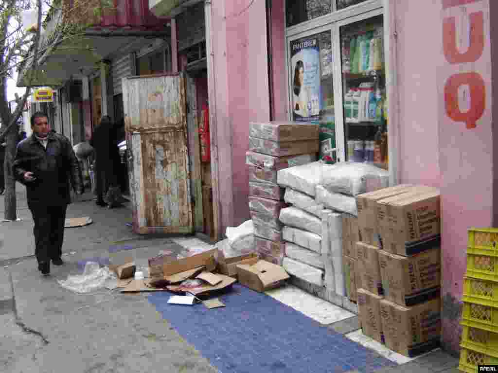 Ərzaq mağazasının qarşısı