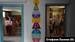 Вътре в хижа „Амбарица“. Името на хижата е изрисувано на стената от Стефани, която дълги години е доброволствала за поддържането на мястото.