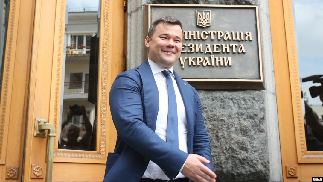 Тодішній ще радник президента України Володимира Зеленського з юридичних питань Андрій Богдан під час брифінгу після завершення консультацій Зеленського з лідерами фракцій та груп парламенту щодо розпуску парламенту. Київ, 21 травня 2019 року