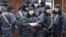 Алматы облысының Боралдай кентінде қылмыстық топты құрықтау кезінде жүрген арнайы жасақ сарбаздары. Алматы, 4 желтоқсан 2011 жыл.