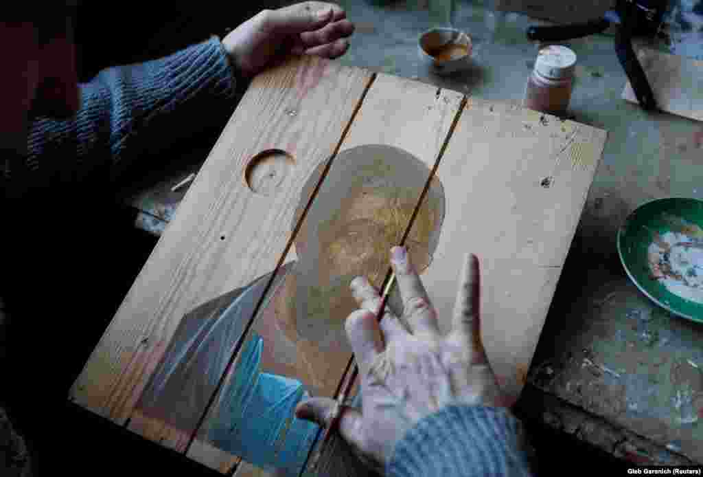 Идејата за икони со муниција, Клименко ја добил при посетата на воената база во 2014 година, кога забележал дека гкутиите личат на дрвени плочи користени за старата религиозна уметност.