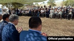 Президент Алмазбек Атамбаевдин Өзгөн районунда көчкүдөн жабыркагандар менен жолугушуусу. 28-август, 2017-жыл