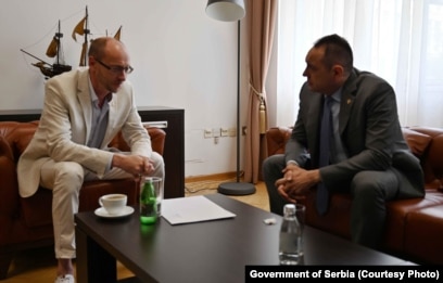 Ministri i Mbrendshëm i Serbisë, Aleksandar Vulin gjatë takimit me drejtorin e Qendrës ruse për Kulturë, Jevgenij Baranov. Beograd, 24 maj, 2021.