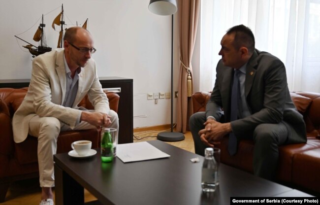 Ministri i Mbrendshëm i Serbisë, Aleksandar Vulin gjatë takimit me drejtorin e Qendrës ruse për Kulturë, Jevgenij Baranov. Beograd, 24 maj, 2021.