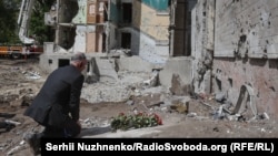 Посли побували поблизу житлової 9-поверхівки, яка була частково зруйнована російським ударом 14 травня, повідомили в МЗС