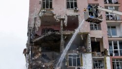 Пожарный работает на месте обрушения жилого дома в результате россйской атаки на Киев, Украина, 27 декабря 2025 года